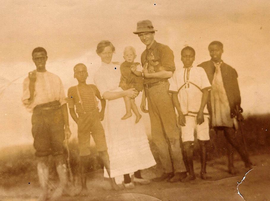 Thoralf Skolmen, vaimo Henninge Bölling Hillestad ja poika Thorbjorn Christian Synnestvedt Skolmen (Dayne’n isoisä) joidenkin Zulu aluasukkaiden kanssa n.1913