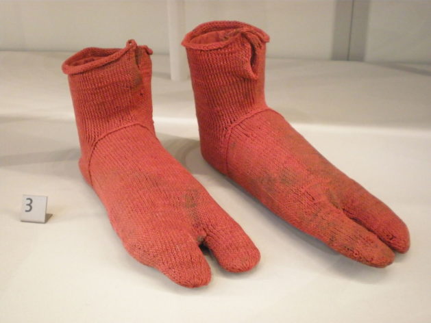 Ensimmäiset tiedossa olevat sukat ovat esillä Victor and Albert Museum-museossa (Lontoo, Englanti). Kuvalähde: David Jackson