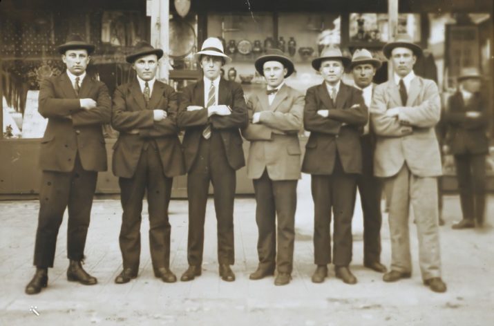 Keski-Pohjanmaan poikia lähdössä Australiaan. Vasemmalta lohtajalainen Hannes Karhula, ylivieskalainen Yrjö Savela, kannuslainen Oskari Niemonen, reisjärviset Pietari Kiljala ja Väinö Hylkilä sekä kannuslaiset Ensti Mustaniemi ja Gösta Puutio. Museoviraston kokoelmat.