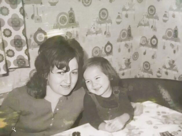 Angelina äitinsä Elsan kanssa 4-vuotiaana