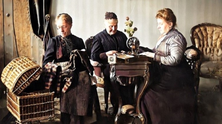 Helsinkiläisrouvien ompeluseura. Vasemmalta: Emma Saltzman, Mathilda Krohn ja Olga Federley, Museovirasto, Väritetty MyHeritagen In Colorilla.