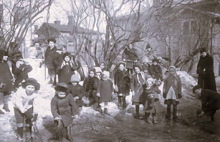 Porin lastentarhan lasten touhuja kevättalvella 1910-luvulta. Flickr/Ebeneser-säätiö. Kuvan laatua on parannettu MyHeritagen Photo Enhancerilla.