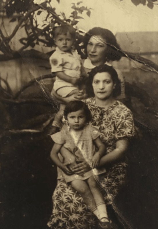 Isoäitini sisar Libke Chwojnik (kuviollisessa mekossa) lastensa Miriamin ja Chaimin kanssa. Kaikki kuolivat. Hänen sisarensa Leah Chwojnik (ylhäällä) tuli Israeliin Tri Chwojnikin avulla ja pelastui.