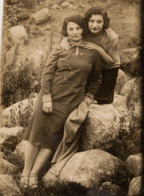 Gilad Japhetin, isoäiti Chana Chwojnik (vasemmalla) ja hänen isosiskonsa Libke Chwojnik (oikealla), joka jäi Ruzhanyyn ja kuoli holokaustissa. Kuva on otettu juuri ennen isoäitini, Chanan, muuttoa Israeliin. Chanalle tämä kuva merkitsi jäähyväismuistoa Libke-sisaresta. He eivät enää koskaan nähneet toisiaan.