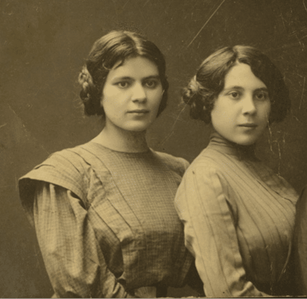 Sisarukset Mina (vasemmalla) ja Ettia (oikealla) Mednitzky, noin 1910