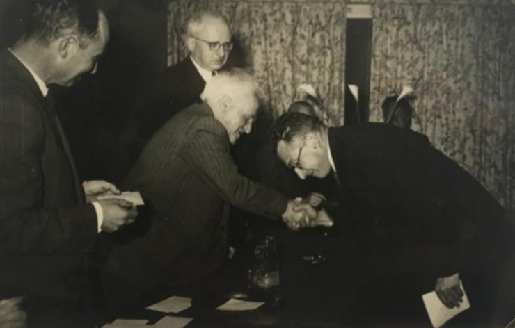 Tri Menachem Chwojnik kumartamassa Israelin pääministerille, Ben Gurionille voitettuaan Israelin shakkimestaruuden vuonna 1951