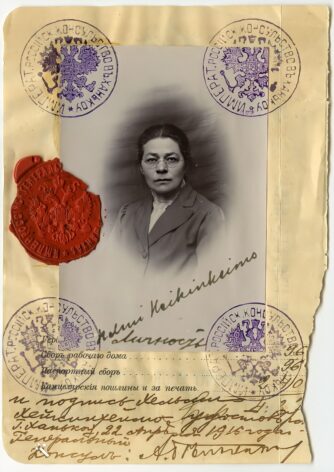 Kuvassa Helmi Heikinheimon matkapassin valokuvasivu (1910-1916), Museovirasto