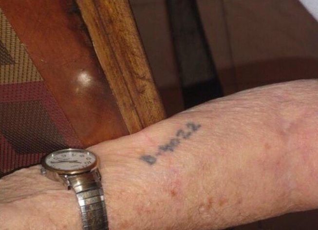 Ukin käsivarressa oleva tatuointi Auschwitzista