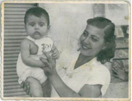 Hagarin isoäiti Miryam ja täti Ronit (isän puolelta) kohta sen jälkeen kun hänen isovanhempansa muuttivat Iranista vuonna 1963.