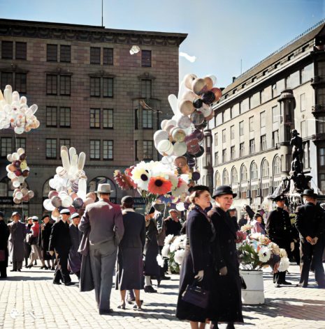 Vappua Helsingissä kauppatorilla. Kuvaaja Pietinen, Museoviraston kokoelmat. Väritetty MyHeritagen In Colorilla