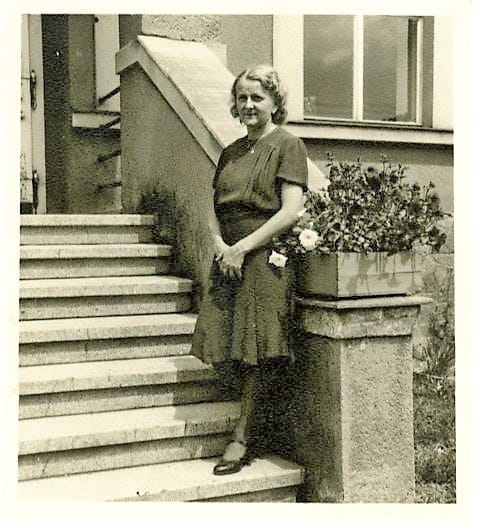 Julie Tichá (os Štiková) Lányssä (CZ) olevan hotelli Hubertuksen edessä n. 1945. Julie ja hänen miehensä pitivät hotellia vuosina 1937-1948, jolloin Tsekin kommunistinen puolue pakkolunasti sen.