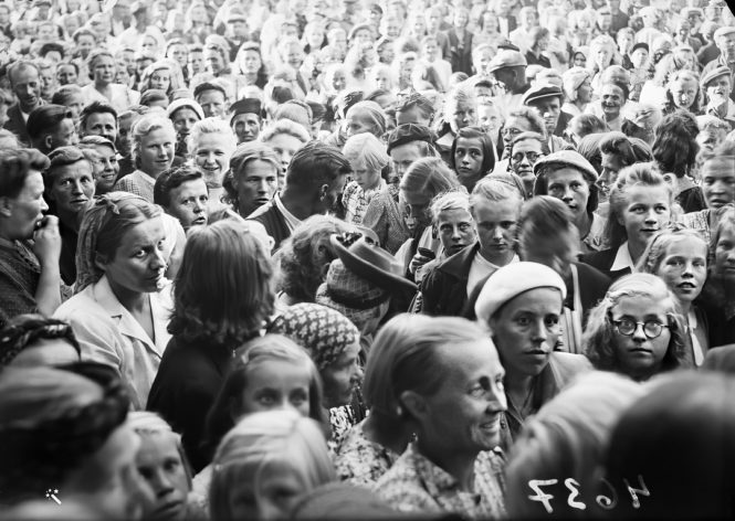Vastaanottajia Oulun rautatieasemalla 16.8.1945, kun Ruotsiin evakuoituja lapsia oli palaamassa kotiin. Kuvalähde: Museovirasto