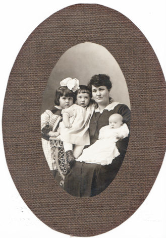 Delin äitilinjan isoäiti, Mary Dean, veljensä ja O’Malley lasten kanssa