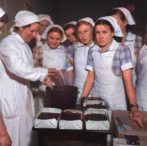 Aleksis Kiven koulun oppilaat perehtyvät mämminteon saloihin vuonna 1949, Museoviraston kokoelmat