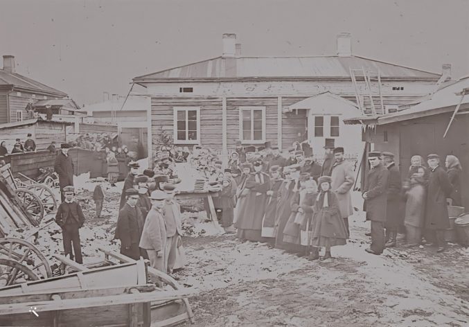 Nälkävuoden 1868 pitkänäperjantaina sadalle köyhälle tarjottiin päivällinen