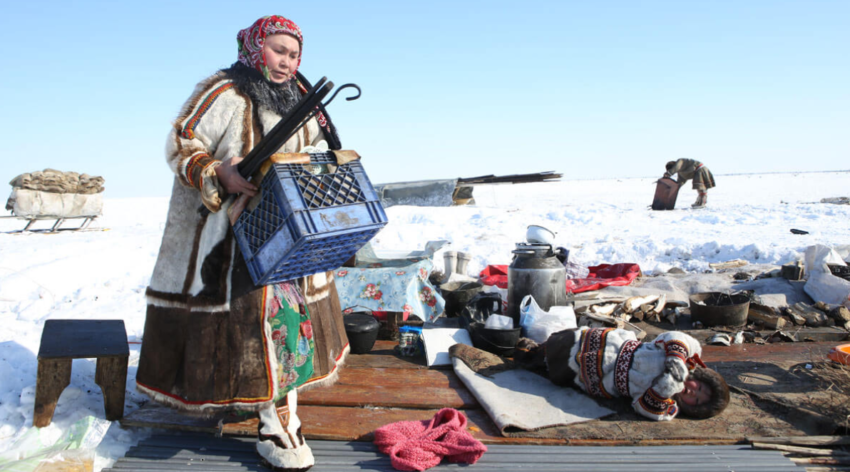 Nenets-nainen pakkaa tavaroitaan valmistautuessaan vaellukselle