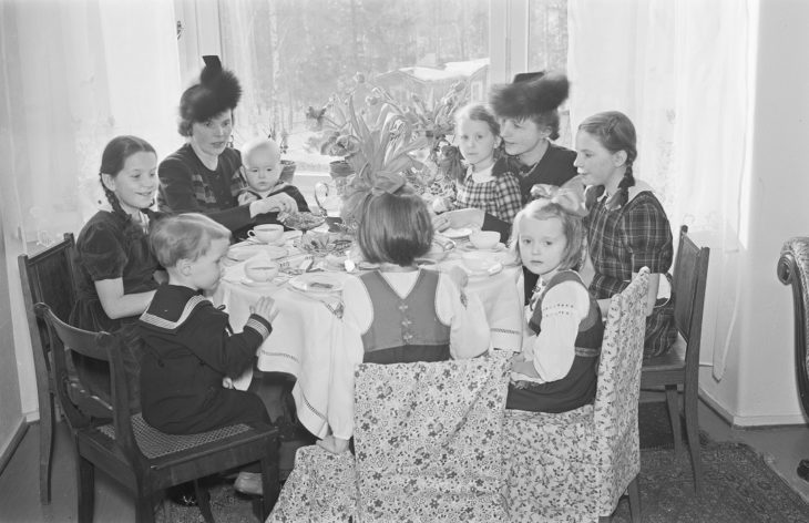 Nimipäivät vuonna 1941. Kuva: Otso Pietinen, Museoviraston kokoelmat. Kuvan laatua on kohennettu MyHeritagen Photo Enhancerilla