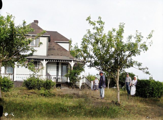 Suomalaissiirtolaisen talo Sointulassa. Kuvaaja: Sakari Pälsi 1927, Museoviraston kokoelmat. Kuva on väritetty MyHeritagen In Colorilla