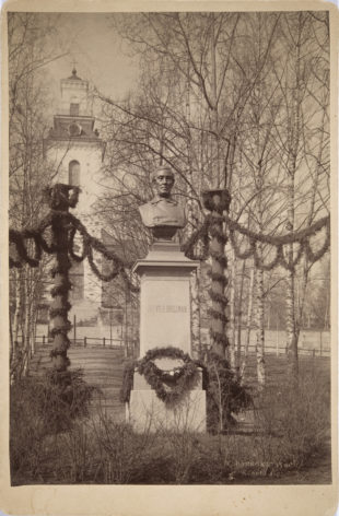 J.V.Snellmanin patsas Kuopiossa. Kuva: Victor Barsokewitsch, Museoviraston kokoelmat