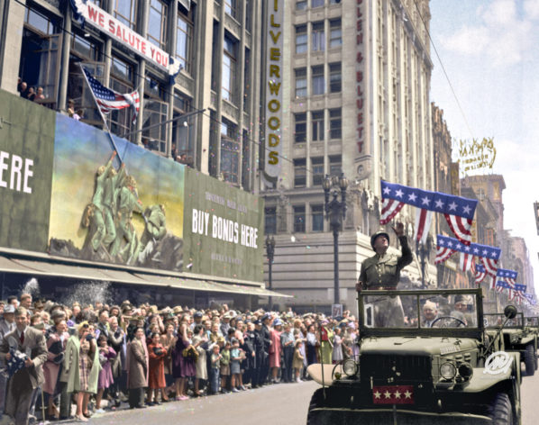 Kenraali George s. Patton tervehtii vierailullaan 9.6.1945 tervetulojoukkoja Los Angelesissa (Lähde: National Archives and Records Administration)