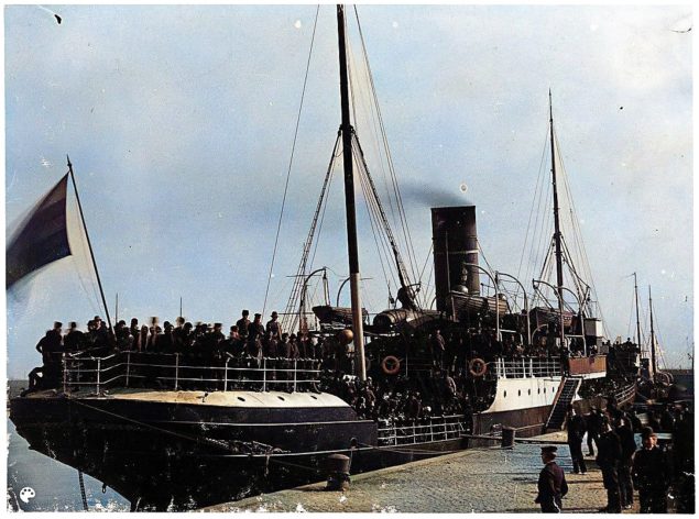 Emigrantteja lähdössä Amerikkaan s/s Uranialla. Kuvaaja: J.A.Rosenqvist 1893, Museoviraston kokoelmat. Kuva on väritetty MyHeritage In Colorilla