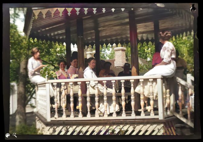 Kahvitarjoulua Niemenlautan huvimajassa 1912. Lähde: Kansallisgallerian kokoelmat. Kuva on väritetty MyHeritagen In Colorilla.