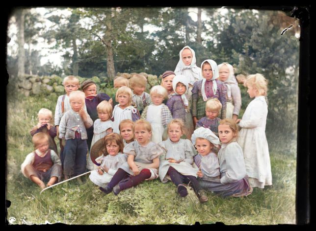 Suvun lapsia Niemenlautassa 1896. Lähde: Kansallisgallerian kokoelmat. Kuva on väritetty MyHeritagen In Colorilla.