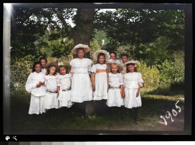 Suvun lapsia juhlapuvuissaan. Lähde: Kansallisgallerian kokoelmat. Kuva on väritetty MyHeritagen In Colorilla.