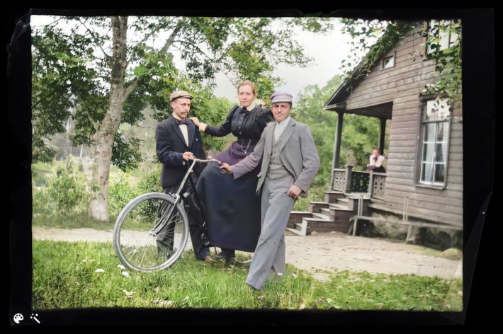 Kuva keltaisen huvilan luota 1903. Kuvassa vasemmalta Wolter, Blenda ja Einar Simberg, kuistilla Elma Simberg. Lähde: Kansallisgallerian kokoelmat. Kuva on väritetty MyHeritagen In Colorilla.