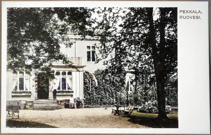 Pekkalan kartanon väkeä pihalla, portailla todennäköisesti Alexander Aminoff. Museovirasto 1890-1900