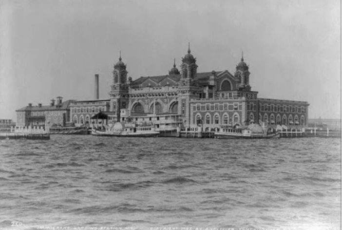 Toinen Ellis Islandin siirtolaisasema (avattu vuonna 1900) vuonna 1905 (public domain).