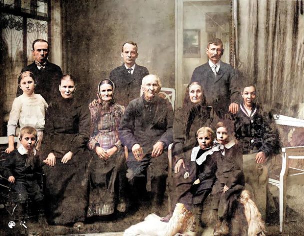 Josef Bayer III:n perhe n. 1912. Takana äärimmäisenä oikealla isoisoisäni