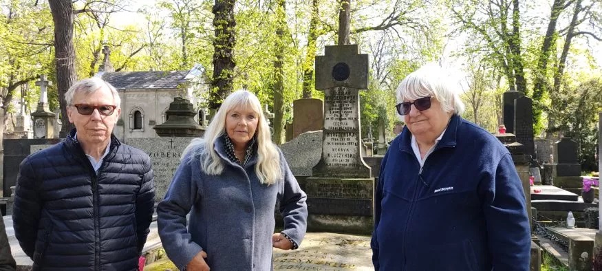 Ensimmäinen tapaaminen; Giovanni, Renata ja Krzysztof isän haudalla toukokuussa 2022