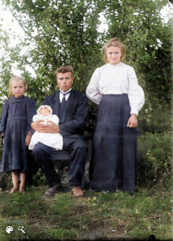Ristiäiset. A. Jänesniemi 1909-1910 /Museovirasto. Kuva on väritetty MyHeritagen In Colorilla