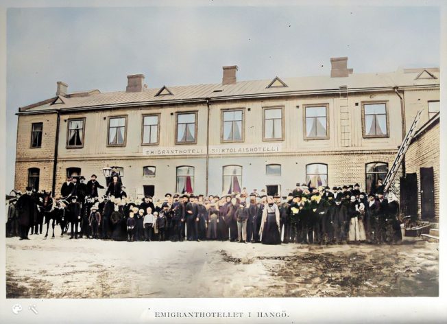 Suomen Höyrylaiva Osakeyhtiön siirtolaishotelli Hangossa 1893. Museoviraston kokoelmat. Kuva on väritetty MyHeritagen In Colorilla