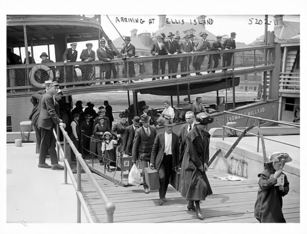 Siirtolaisia saapumassa Ellis Islandille vuonna 1911. Chris, Flickr CC license
