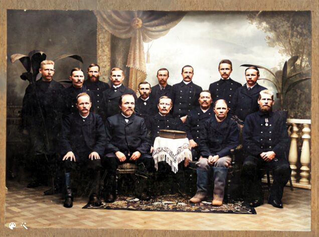 Taipaleen kanavan 15 totista kanavanvartijaa 1890-luvulla. Kuopion kulttuurihistoriallinen museo. Kuva on väritetty MyHeritagen In Colorilla