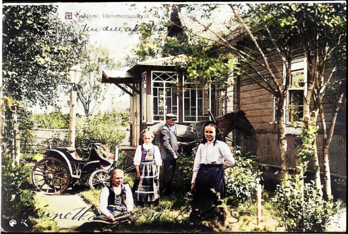 Uudenkirkon Vammelsuun kylän kestikievarin pihalta 1905 / Museovirasto. Kuva on väritetty MyHeritagen In Colorilla.