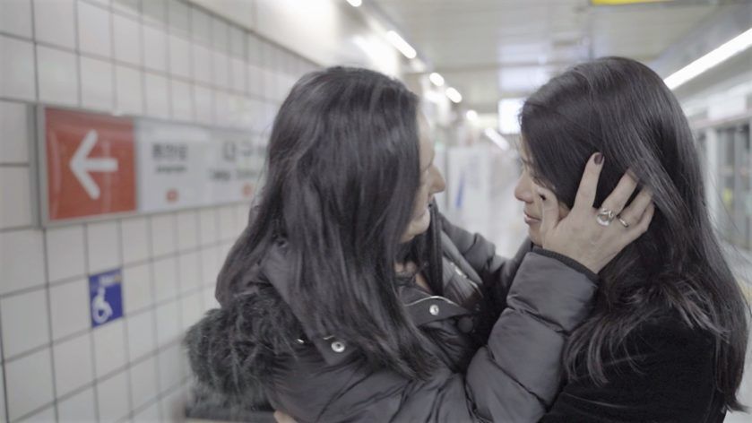 Christine ja Kim tapaavat ensimmäistä kertaa Daegussa saman metroaseman laiturilla, jonne heidät hylättiin.