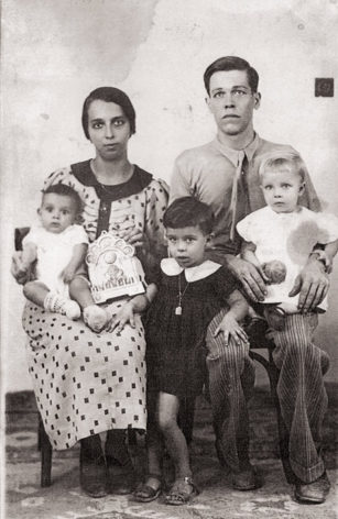 Kuvassa Amirin isovanhemmat David ja Rosa Belleli sekä heidän 3 lastaan.