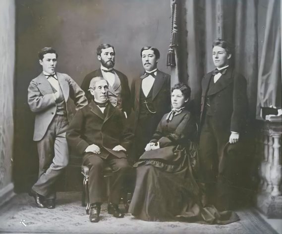 J.V.Snellmanin perhe. Valkeakosken museot. Kuvan laatua on kohennettu MyHeritagen Photo Enhancer -ominaisuudella