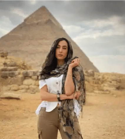 Kate Valério taustallaan pyramidi