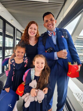 Jimmy lentokentällä vaimonsa ja tyttäriensä kanssa matkalla Chileen