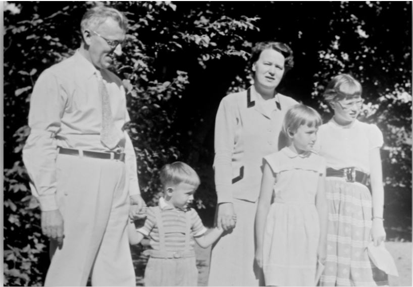 Inge ja Britta Bergenek kolmen lapsensa kanssa 1950-luvun alkupuolella