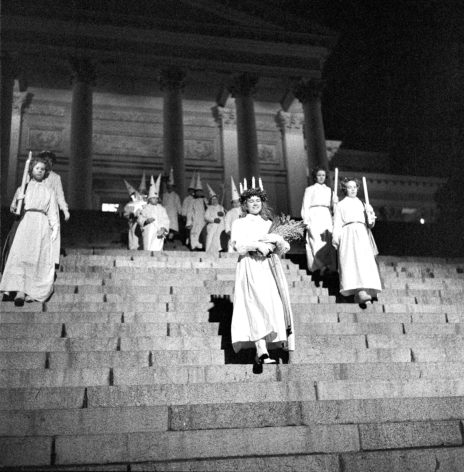 Lucia-neito Ingeborg Spiik seurueineen Tuomiokirkon portailla. Kuvaaja: Volker von Benin 1962. Helsingin kaupunginmuseo