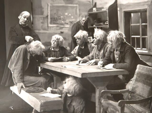 Nykyajan mittapuun mukaan hieman kovakouraista lukuopetusta 7-veljestä näytelmässä vuonna 1934. Kuvaaja Tyyne Savia / Museoviraston kokoelmat