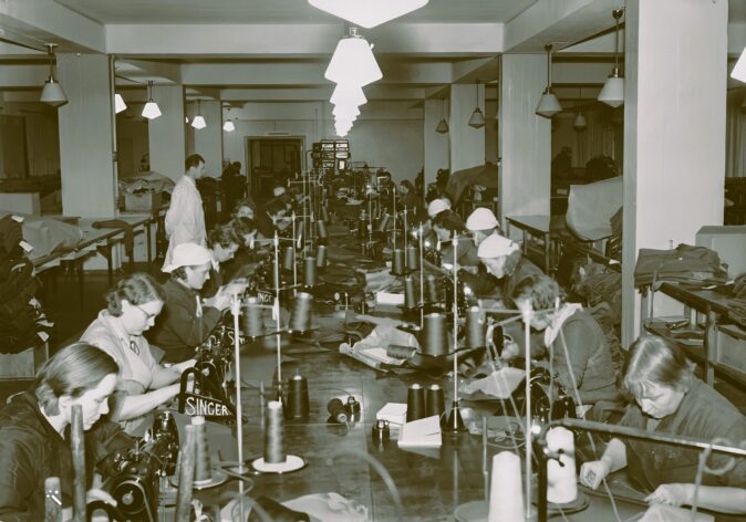 Naisia työskentelemässä vaateompelimossa, 1939. Kuvaaja: Aarne Pietinen Oy / museovirasto
