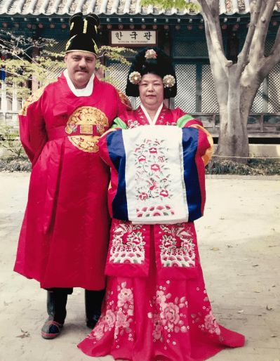 Leronard ja Chong Korean matkalla muutama vuosi ennen Leonardin kuolemaa