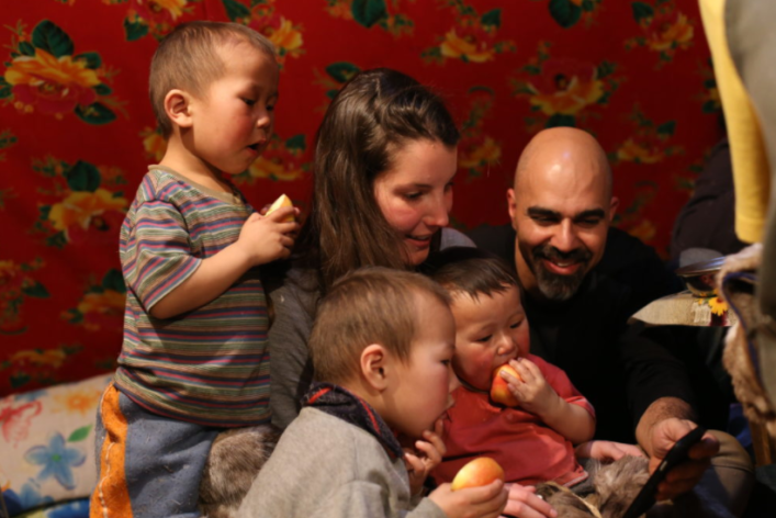 MyHeritage-tiimin jäsenet Shahar ja Golan viettämässä aikaa Nenets-lasten kanssa Siperiassa